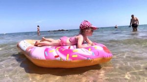 Влог: Катя выбирает купальник Щенячий патруль и строит песочные замки на пляже