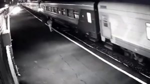 Женщина Упала под поезд