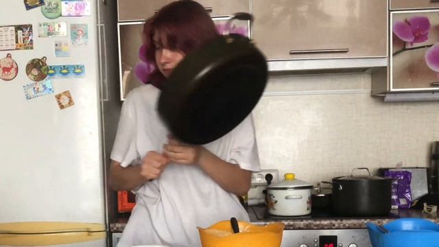 Учусь готовить | пытаюсь приготовить бисквит из 4 ингридиентов смотреть онлайн