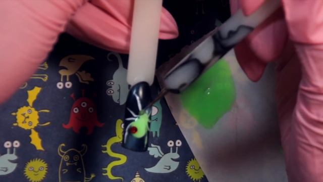 МАНИКЮР НА ХЭЛЛОУИН: СВЕТЯЩИЙСЯ В ТЕМНОТЕ ДИЗАЙН ЛЮМИНОФОР смотреть онлайн