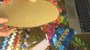 Веселая корзинка из конфетных фантиков