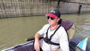 Рыбалка на реке. Рыболовное кресло в лодку.