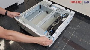 Установка дополнительного лотка и роликовой платформы на МФУ RICOH M C 2000 | Видео-инструкция
