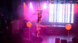 Шоу воздушных гимнастов на кубе