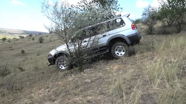 Покорение крутого склона. 4х4. Офф-роад! pajero. Митсубиси может! Хорошая резина. Склоны куяльника