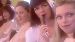 Супер прикол в парикмахерской, мужик моет окно!!!