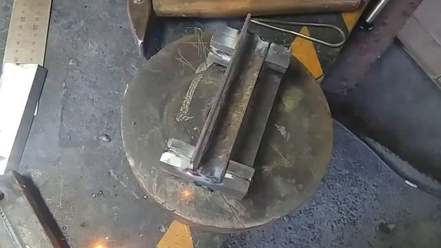 Гильотина по металлу с гидропрессом из домкрата DIY