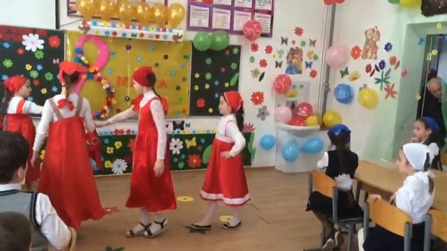 Школьный утренник к 8 марта.Выступление девочек в танце "Калинка" смотреть онлайн