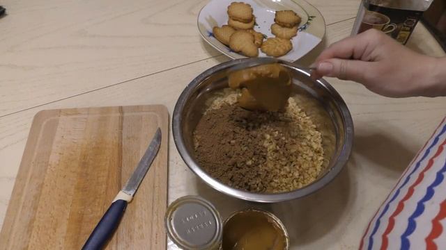 Шоколадная колбаска из печенья с орехами .