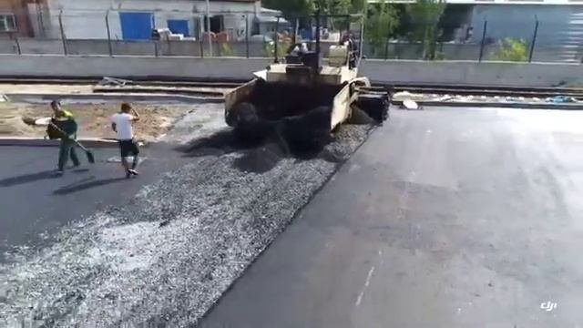 Укладка асфальта асфальтоукладчиком. Благоустройство территории рыбоперерабатывающего цеха.