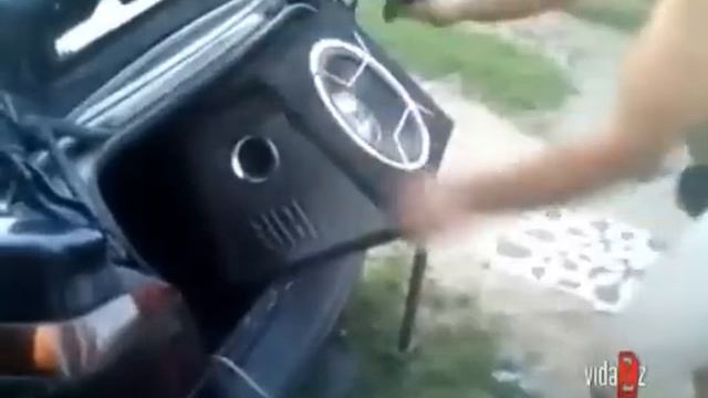 Как не нужно устанавливать сабвуфер в автомобиль смотреть онлайн