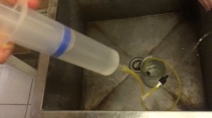 Ручной насос из шприца и обратных клапанов