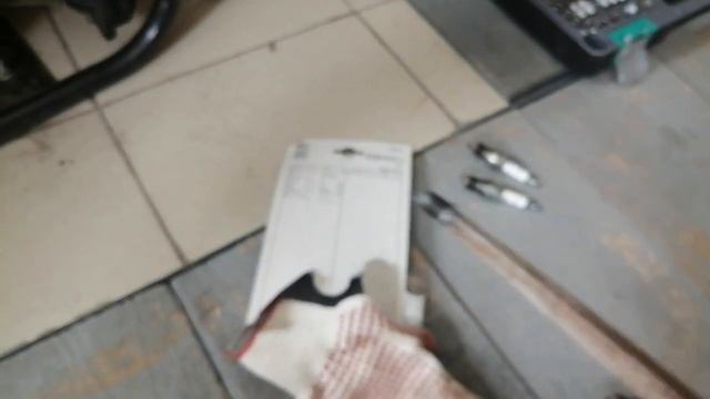 Как выкрутить сломанную свечу смотреть онлайн