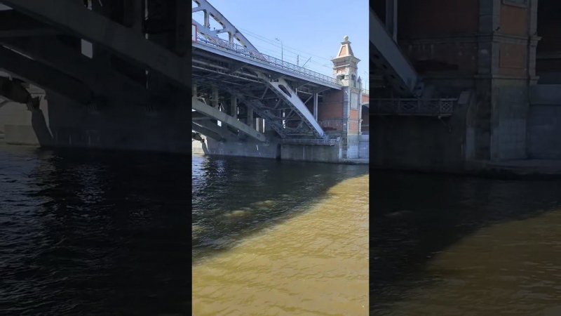 Андреевский мост в Москве. Взгляд с воды. / Andreevsky Bridge in Moscow. A look from the water.