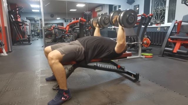 неделя 7. день 1. жим гантелей на горизонтальной скамье смотреть онлайн