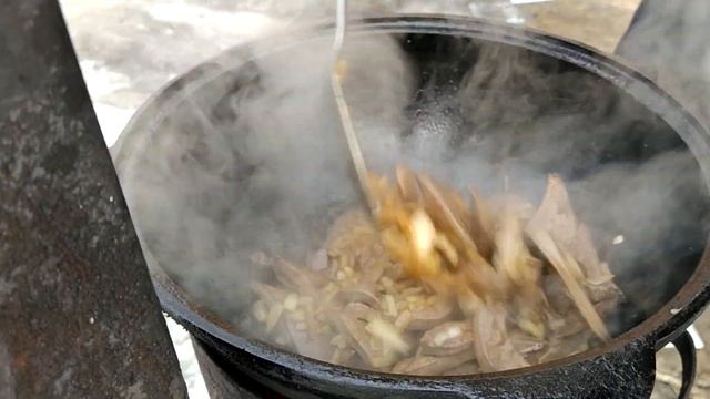ОЧЕНЬ ВКУСНАЯ ЖАРЕНАЯ ПЕЧЁНКА В КАЗАНЕ НА КОСТРЕ С ДЫМКОМ смотреть онлайн