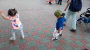 Маленькие детки танцуют. Видео для детей