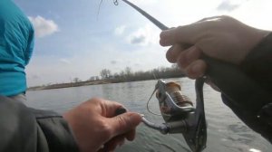 Рыбалка в Астрахани 2019 год, апрель - лучшие моменты - судаки на джиг.