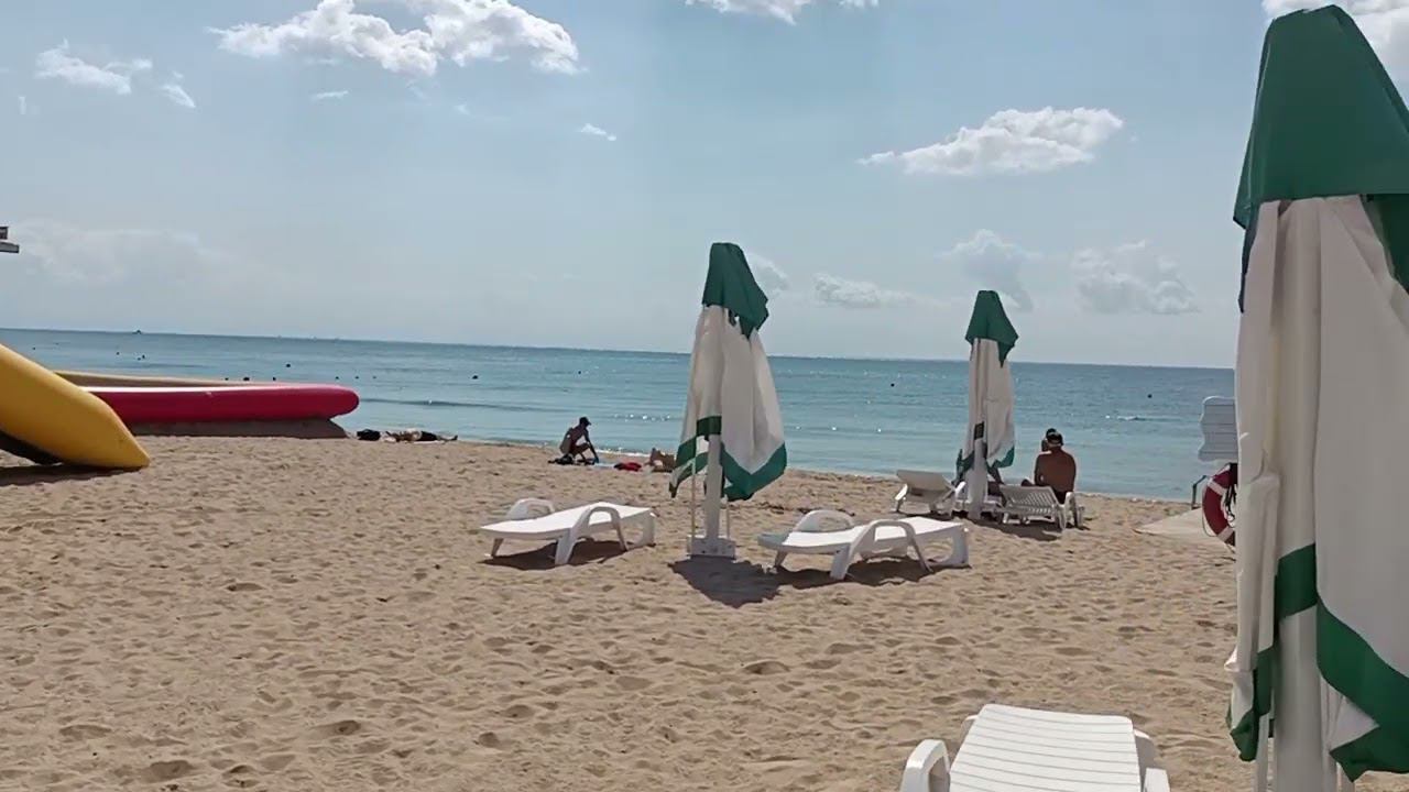 Мирный евпатория пляж. Пляжи алушта видео. Пляж ривьера сочи 2022. Анапа пляж домино. Евпатория пляжи 2022.