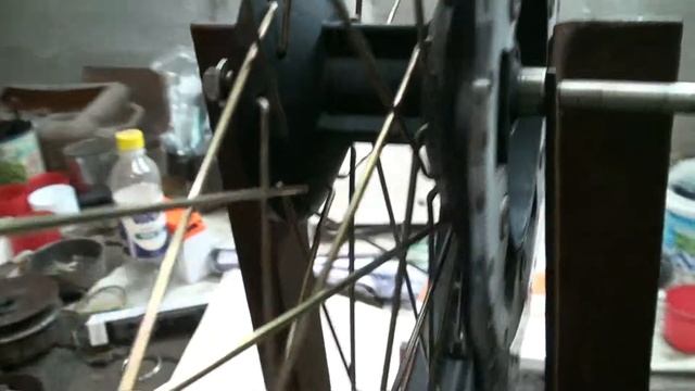 Выравнивание восьмёрки на спицованном колесе мотоцикла смотреть онлайн