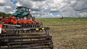 Грегуар Бессон Прицепные плуги и дискаторы, с новым трактором LOVOL