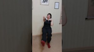 ДЛЯ НАСТРОЕНИЯ И РАЗМИНКИ. ТАНЦУЕМ ТАНГО СИДЯ НА СТУЛЕ