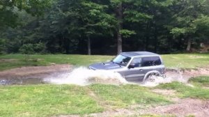 Nissan patrol gr y61 3.0 crossing water/mud