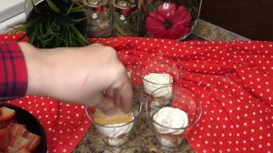 Трайфлы с клубникой, бананом и кремчизом: рецепт от Foodman.club