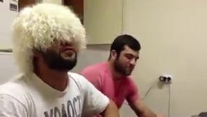 Кавказец поет грамотно на русском