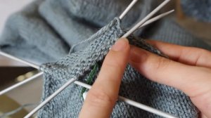 ДВОЙНОЙ ШАРФ спицами. ШАРФ с ПОМПОНАМИ