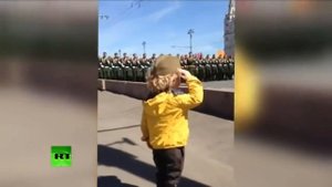 Мальчику хватило смелости отдать честь военным на параде Победы в Москве