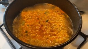 Готовим и пробуем сырный РАМЁН / корейская лапша ??