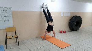 Как научится стоять на руках. Как научится ходить в стойке на руках!