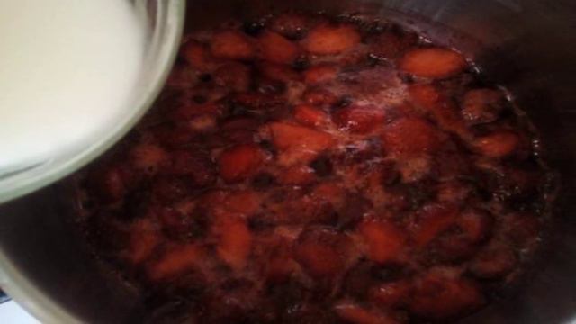 Оладьи с клубничным соусом