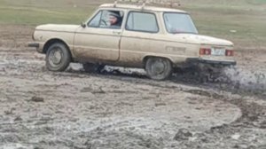 Запорожец на цепях по грязи