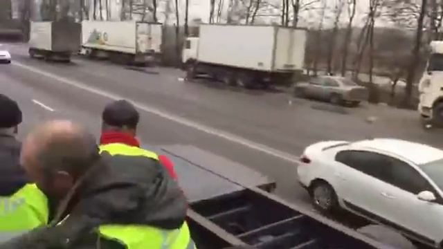 Дальнобойщики в Петербурге закидали яйцами штрейкбрехеров смотреть онлайн
