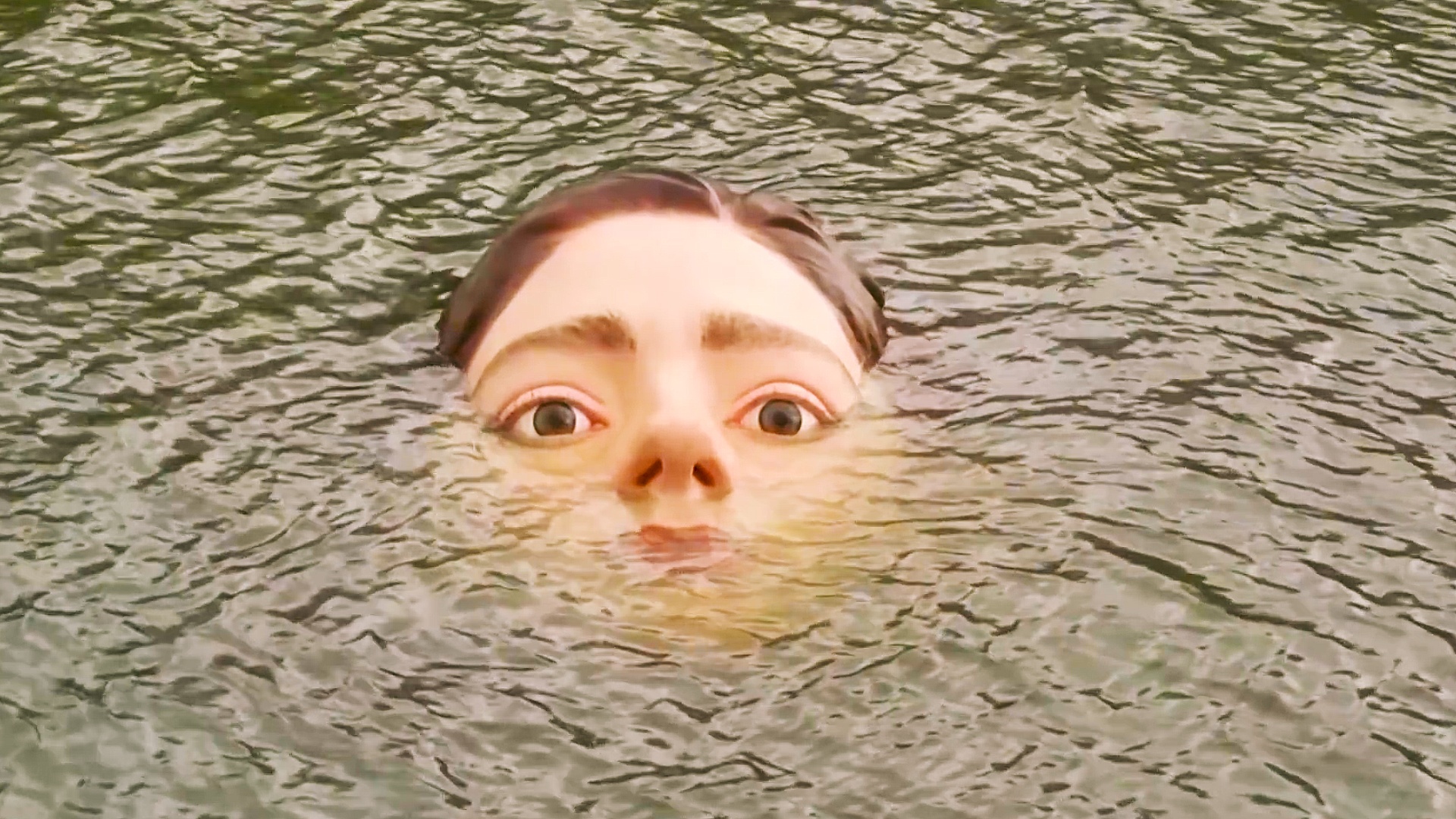 Завтра подам. Бильбао скульптура тонущей девушки. Статуя тонущей девушки в Испании. Голова девушки в воде. Лицо под водой.