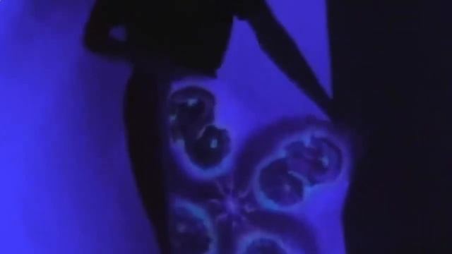 Какое парео надеть на ночную дискотеку? смотреть онлайн