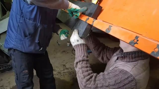 Весёлый рабочий денек. Трактор МтЗ-82, РЕМОНТ лопаты Большая земля, ставлю на консервацию.Все хоро смотреть онлайн