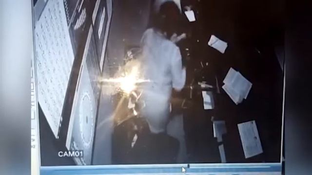 На букмекерскую контору Владивостока напали с палками и украли деньги смотреть онлайн