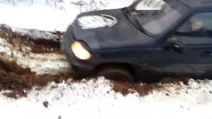 Шевроле нива в грязи. Лебёка помогает!