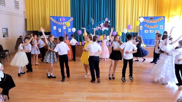 Вальс 2018г. СШ № 135 4 Б класс (кружится вальс над землей) смотреть онлайн