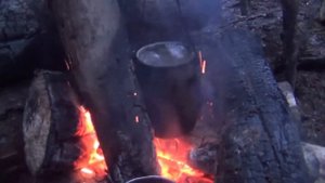 8191 Таежный способ кипятить чай Огняный колодец Нодья Костер Таежная печь тайга Сибирь на рыбалке
