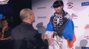 Украинская спортсменка вышла к пьедесталу с флагом ДНР