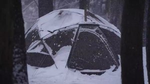 Кемпинг в лесу, в палатке покрытая снегом