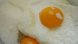 Сливочный пирог с творожной заливкой и ягодами