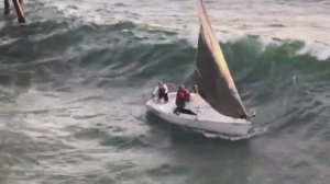 Аварийные ситуации - Посадка на мель Яхта терпит крушение у пирса Редондо, Калифорния - Полное видео