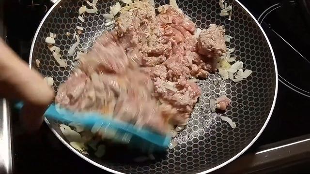 Мясные лепешки с яйцом на лаваше
