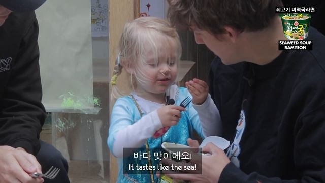 신상 한국 라면을 처음 먹어본 영국인들의 반응?!? (영국애기 + 할머니의 첫 라면??!)