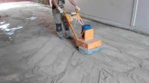 Шлифуется старый бетон в паркинге алмазными франкфуртами.